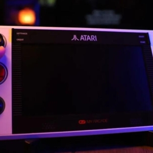 雅达利推出 Atari Gamestation Go 手提游戏机，直接拎出街玩经典游戏 ...