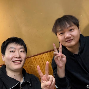 管泽元分享在江西当地与Yagao合照：刷新了，牢膏！