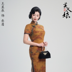 浩浩妈晒美照：旗袍高开叉 美人玉无双