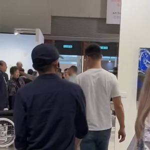 有网友在香港巴塞尔艺术展上偶遇马云